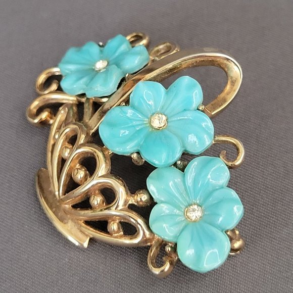 Crown Trifari Gold Tone Molded Glass Flower Brooch and Earrings Set A Philippe - Picture 3 of 13